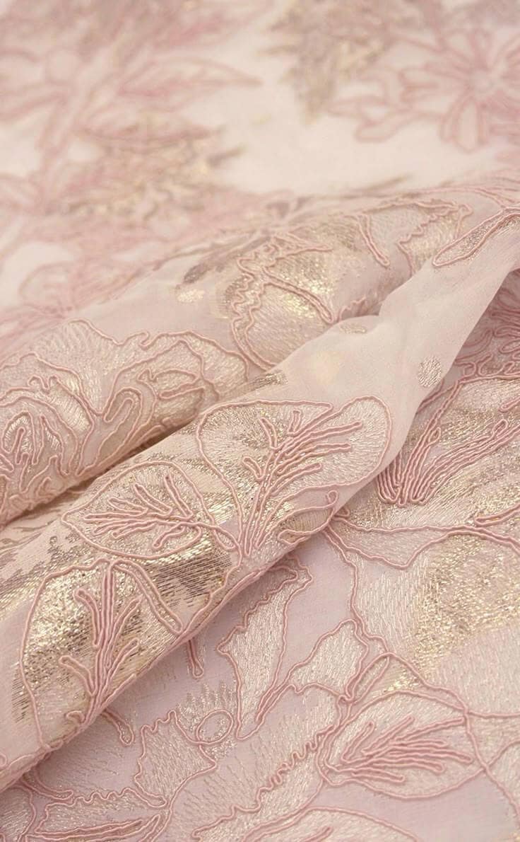 ผ้าแต่ละชนิดบอกบุคลิกของผู้สวมใส่อย่างไร? เข้าใจภาษาของเนื้อผ้า เพื่อเลือกเสื้อผ้าที่สะท้อนตัวตนอย่างมีสไตล์