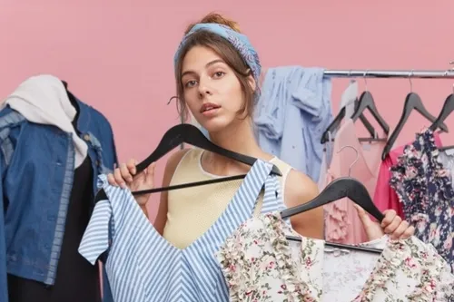 โทนสีเสื้อผ้ามีผลต่อการแต่งตัวให้ดูดี แค่แมชท์เสื้อผ้าให้เข้ากันอย่างเดียวก็คงไม่พอ เพราะนอกจากจะต้องดูว่าเสื้อผ้าที่เลือกนั้นไปด้วยกันรึเปล่าเราควรต้องดูผิวเราด้วยว่าสีนี้เหมาะสมหรือไม่