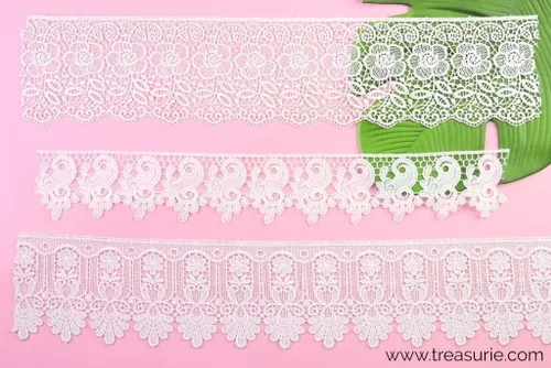Venise Lace หรือ Venetian Lace หรือที่เรียกว่า Guipure Lace (ลูกไม้ที่ไม่มีตาข่าย) ลูกไม้ Venetian เป็นลูกไม้ชั้นดีที่เย็บปักลงบนผ้าซึ่งจะสลายตัวในภายหลังเพื่อให้ลวดลายของลูกไม้ดูโดดเด่น