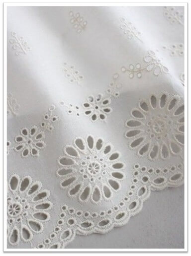 โครงสร้างลวดลายละเอียด สงบ และไม่ฉูดฉาด : ลวดลายของ Cotton Lace มักจะถูกออกแบบให้มีความอ่อนช้อย เรียบง่าย และสะอาดตา