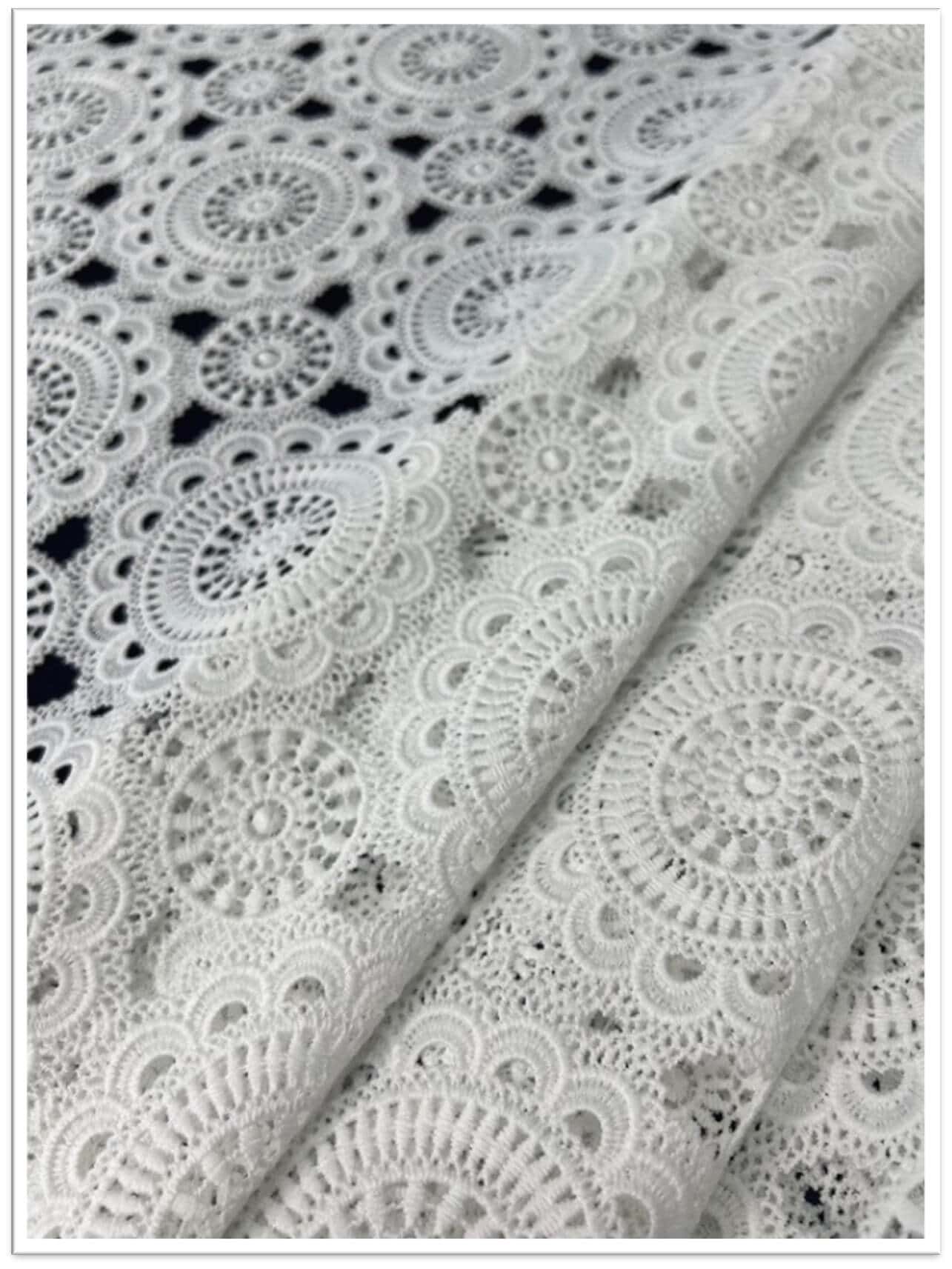 ลวดลายของดอกไม้ เรขาคณิต หรือ Motif ต่างๆ คมชัด มีมิติ และแสดงดีเทลได้อย่างโดดเด่น แต่ยังคง “ความเงียบ” ในด้านสีและโทน โดยเฉพาะเมื่อใช้สีเบจ ขาวนวล เทา หรือโทนเอิร์ธ ซึ่งสื่อถึง ความหรูแบบ Understated ที่เป็นหัวใจของ Quiet Luxury