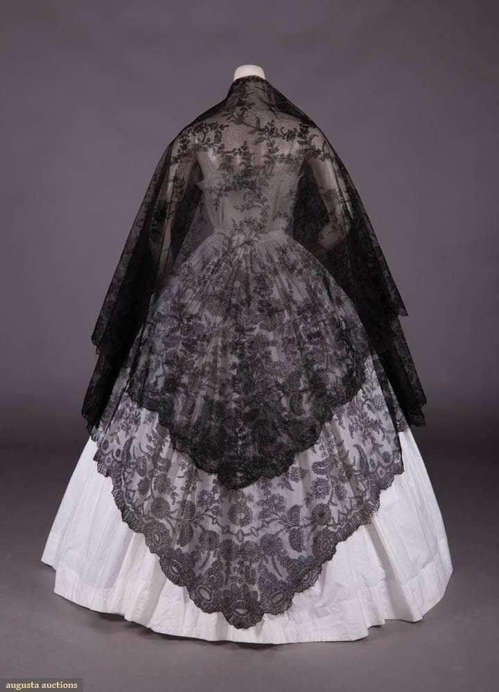 Chantilly Lace เสน่ห์ของผ้าลูกไม้ฝรั่งเศส กับแฟชั่นยุคใหม่