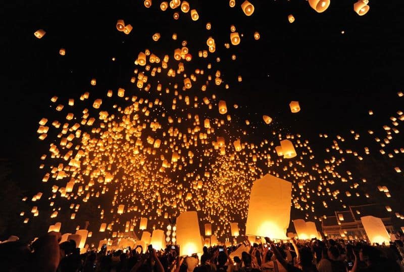 Yi Peng & Loy Krathong Festival (November, typically on the full moon night ofthe 12th lunar month)