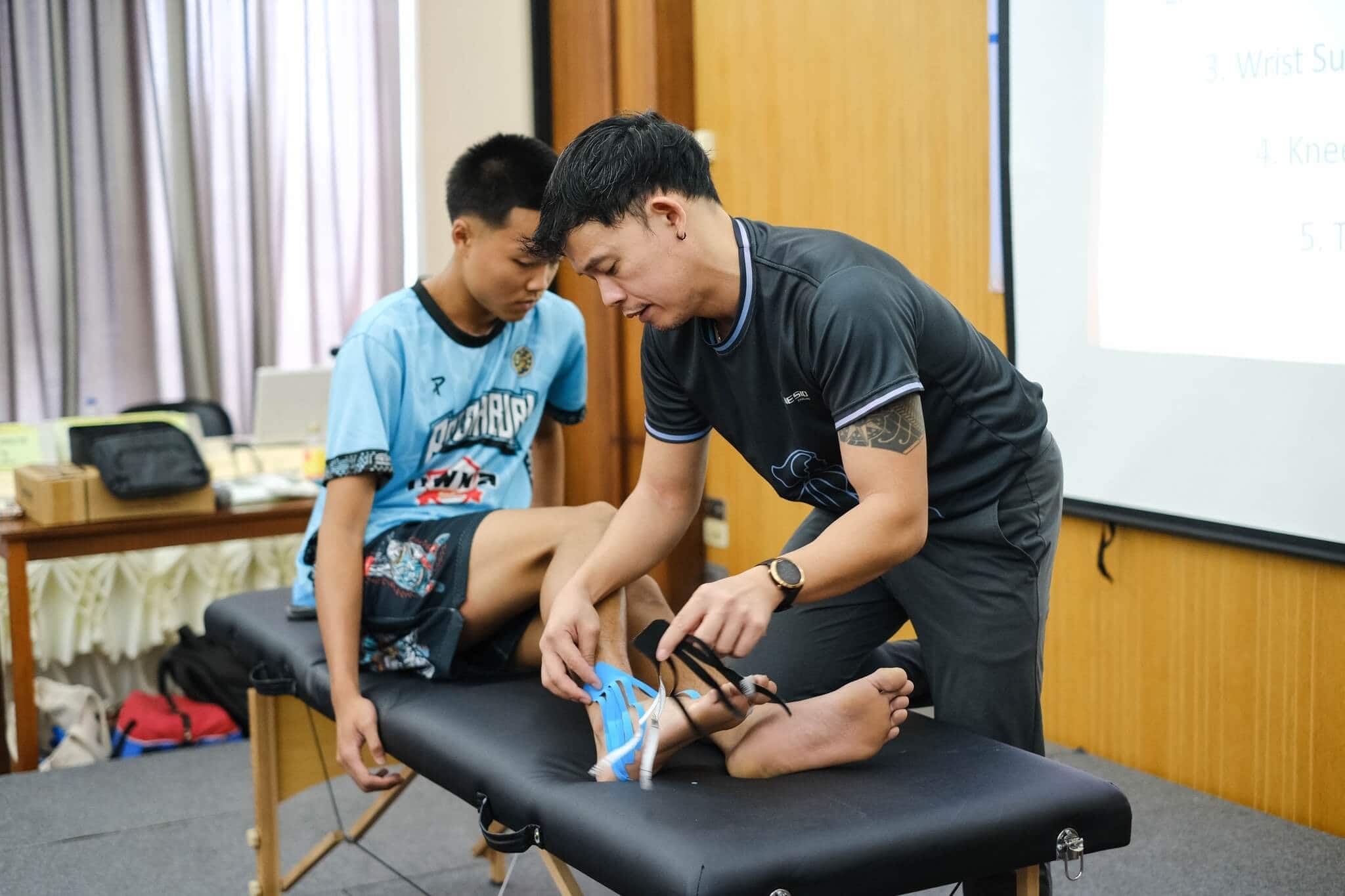 อบรมการใช้ผ้าเทปคิเนซิโอ เพื่อบำบัดอาการบาดเจ็บของนักกีฬา กับทางสำนักงานการกีฬาแห่งประเทศไทย