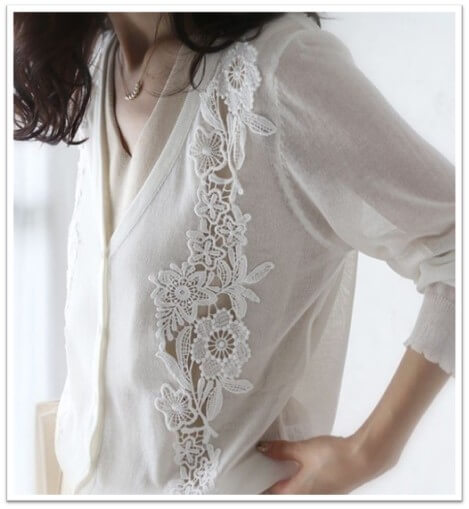 ให้ลุคสะอาด โปร่งสบาย เหมาะกับการซ้อนเลเยอร์ : หนึ่งในจุดเด่นของ Laser Cut Lace คือความ “สะอาดตา” และความโปร่งที่สามารถนำไป เล่นชั้นเลเยอร์